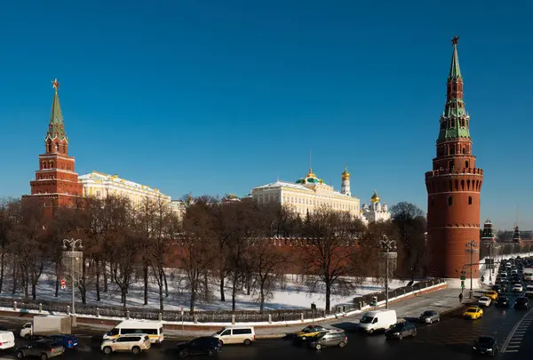 Red Kremlin Wall Towers Golden Domes Cathedrals Moskva River Moscow — Stock Photo, Image