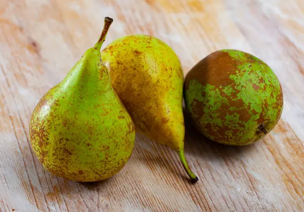 Group Juicy Flavorful Pears Natural Wooden Background — Stock Photo, Image