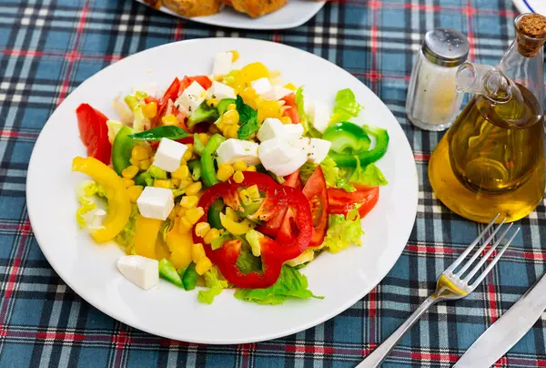 Salada Diária Fácil Alface Pimentas Doces Verdes Vermelhas Amarelas Tomate — Fotografia de Stock