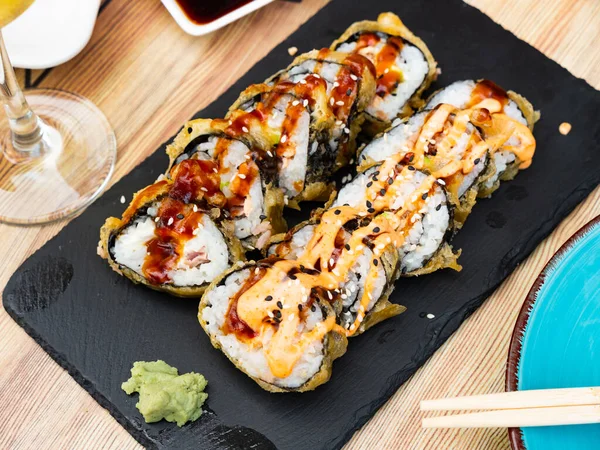 Hagyományos Japán Étel Sült Maki Sushi Lazaccal Tonhallal Avokádóval Ropogós Stock Kép