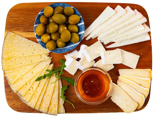 Farklı Türde Dilimlenmiş Peynir Bal Zeytin Ile Servis Edilir Beyaz — Stok fotoğraf