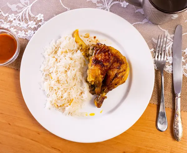 Kızarmış Tavukla Birlikte Hazırlanmış Pirinç Lapası Büyük Beyaz Tabakta Ekmekle — Stok fotoğraf