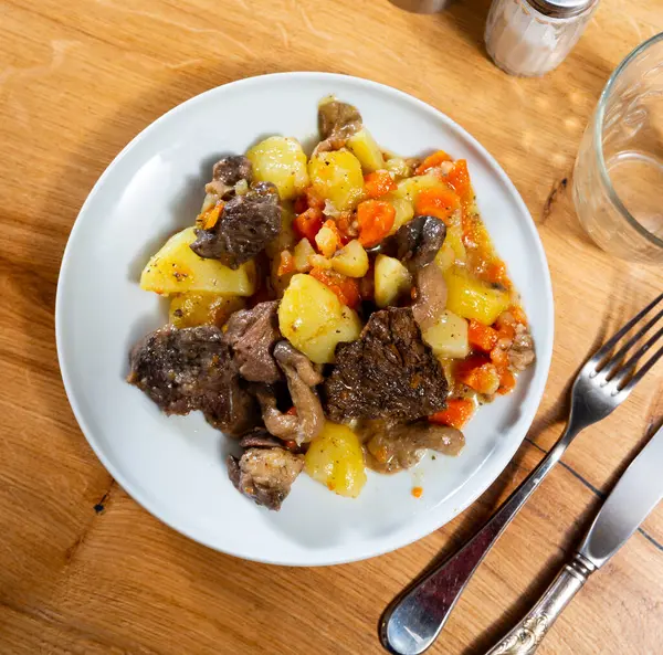 Haşlanmış Patates Mantar Sebzeli Iştah Açıcı Biftek — Stok fotoğraf