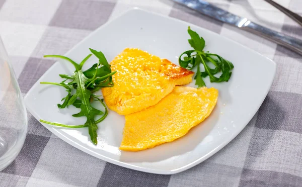 Eetlust Omelet Met Verse Arugula Geserveerd Bord Voor Het Ontbijt — Stockfoto