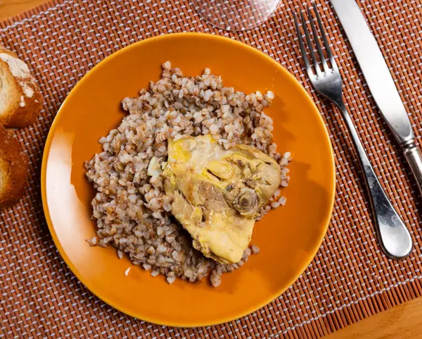 Βρασμένο Φαγόπυρο Ένα Μπολ Μπούτια Κοτόπουλου Δείπνο Τραπέζι Υγιεινή Διατροφή — Φωτογραφία Αρχείου