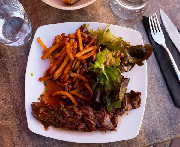 Heerlijk Gegrild Varkensvlees Met Sjalotsaus Geserveerd Met Friet Salade Franse — Stockfoto