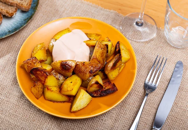 Tradycyjne Hiszpańskie Smażone Ziemniaki Patatas Bravas Serwowane Sosem Serowym — Zdjęcie stockowe