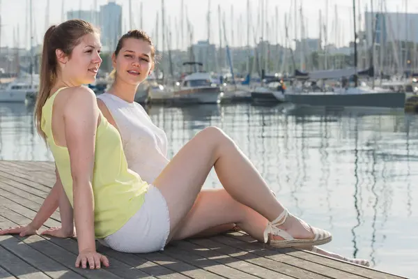 Portret Szczęśliwych Włoskich Młodych Podróżujących Dziewcząt Siedzących Promenadzie Morskiej — Zdjęcie stockowe
