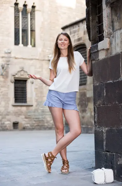 Romantyczna Atrakcyjna Dziewczyna Spacerująca Ulicach Starego Miasta Opierająca Się Kamienny — Zdjęcie stockowe