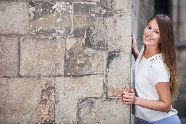 Romantisches Mädchen Guckt Hinter Der Kathedrale Die Kamera Kopierraum — Stockfoto