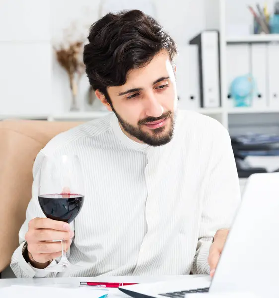 Cheerful Brunette Man Holding Glass Red Wine Working Laptop Office — Stock Photo, Image