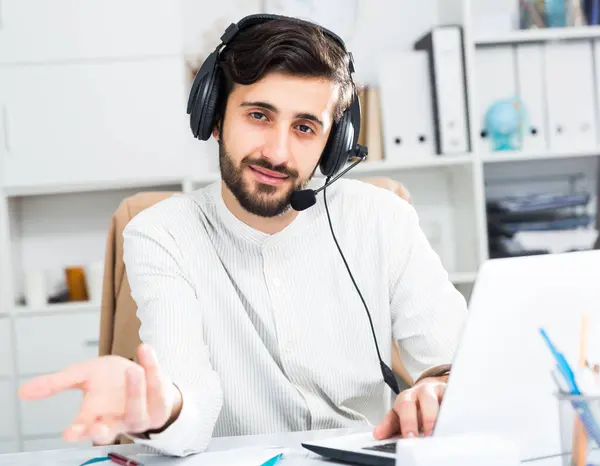 Smiling Male Business Consultant Headphones Sitting Deskin Office — Stock Photo, Image