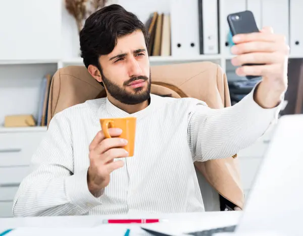 Cheerful Young Office Worker Taking Selfie His Smartphone Desk Modern — Stock Photo, Image