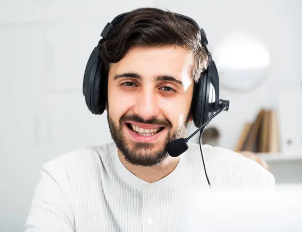 Smiling Male Business Consultant Headphones Sitting Deskin Office — Stock Photo, Image
