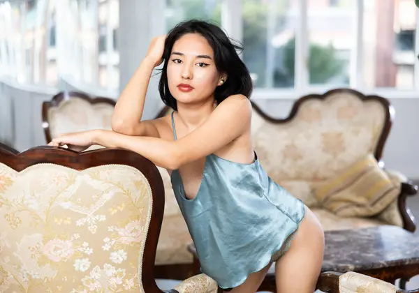 Jovem Mulher Asiática Sedutora Luz Curto Cetim Nightie Lace Calcinha — Fotografia de Stock