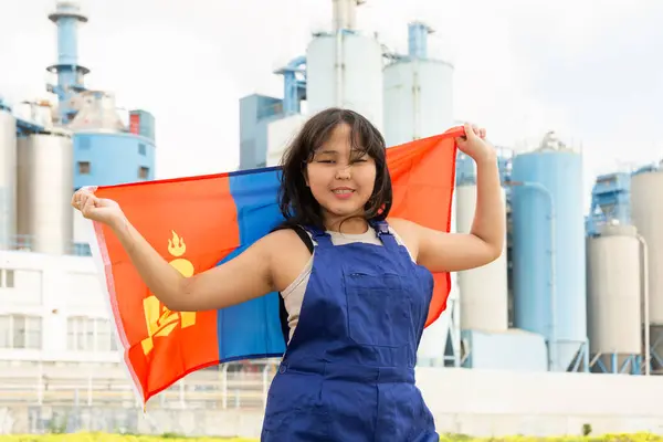 Веселая Молодая Женщина Стоящая Большим Флагом Монголии Фоне Завода — стоковое фото