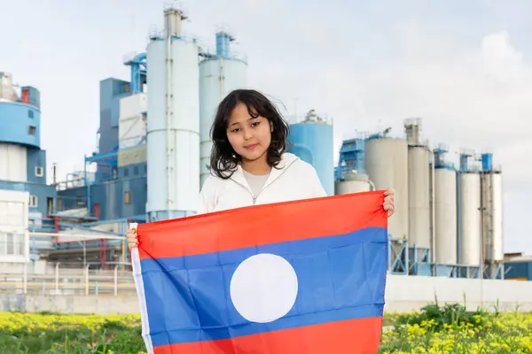 Девушка Подросток Машет Флагом Лаоса Фоне Современной Фабрики — стоковое фото