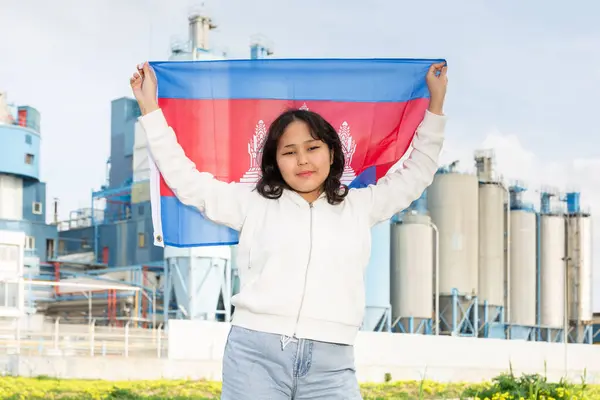 Glad Ung Kvinne Som Holder Stort Flagg Kambodsja Mot Bakgrunn – stockfoto