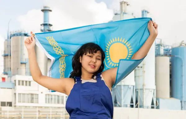 Веселая Азиатская Работница Казахстанским Флагом Стоящая Перед Заводом — стоковое фото