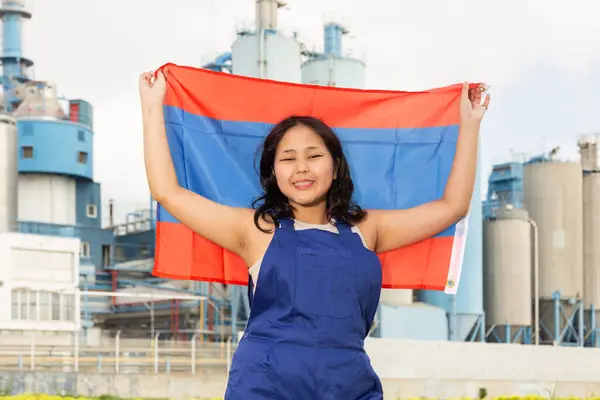 Веселая Азиатская Работница Лаосским Флагом Стоящая Перед Заводом — стоковое фото