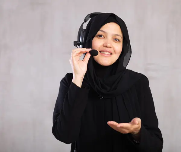 Portrait Young Smiling Woman Hijab Posing Headphones Microphone Studio — Stock Photo, Image