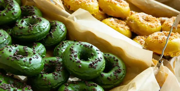 Donuts Sortidos Caixa Envidraçada Decorada Pastelaria Fresca — Fotografia de Stock