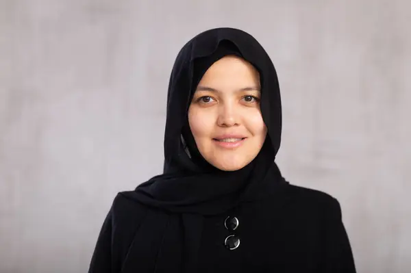 Joven Musulmana Positiva Con Hijab Mirando Estudio Cámara — Foto de Stock