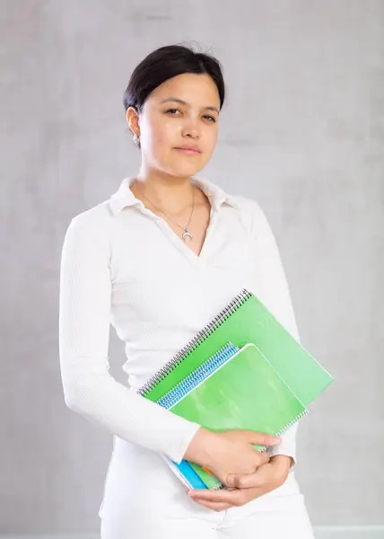 Portret Van Jonge Vrouwelijke Student Casual Kleding Poseren Met Notebooks — Stockfoto