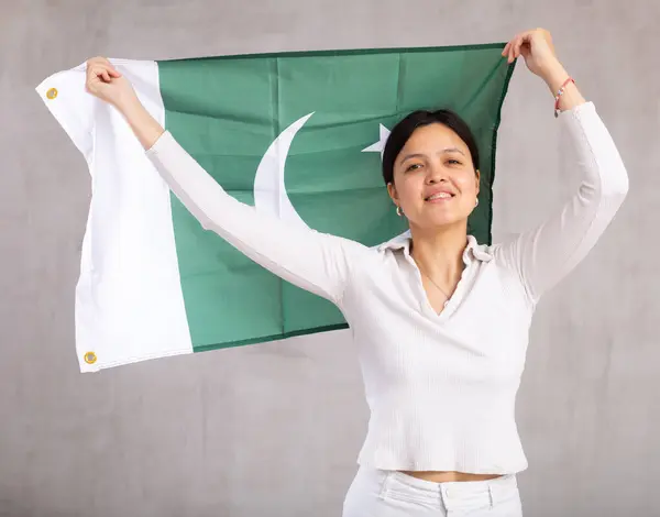 Reliant Mujer Joven Positiva Sostiene Gran Bandera Nacional Pakistán Con — Foto de Stock