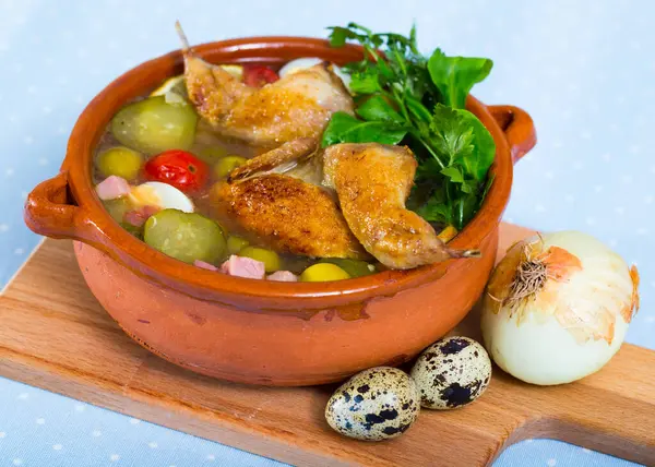 Sopa Carne Saborosa Com Codornizes Presunto Azeitonas Ovos Pepinos Conserva — Fotografia de Stock