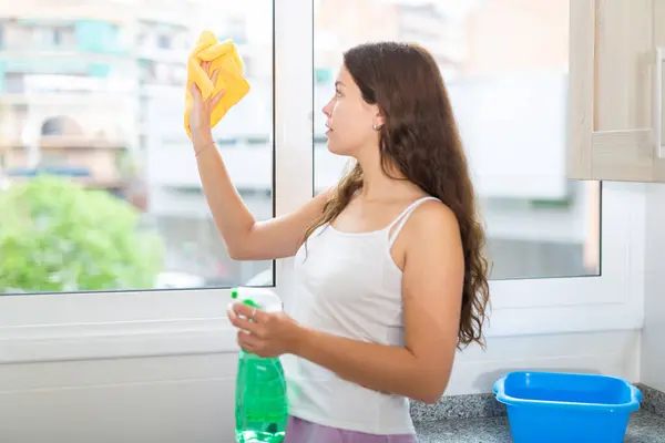 Νεαρή Γυναίκα Πλένει Παράθυρο Στο Διαμέρισμα — Φωτογραφία Αρχείου