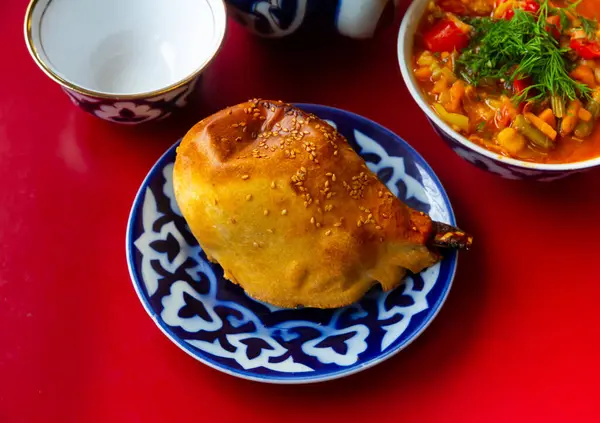 National Uzbek Dish Samsa Mutton Served Red Table Blue White — Foto Stock
