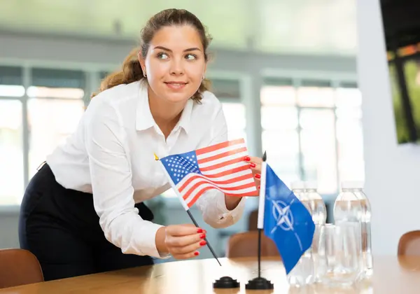 Mladá Asistentka Při Vytváření Nato Amerických Vlajek Pro Mezinárodní Jednání — Stock fotografie