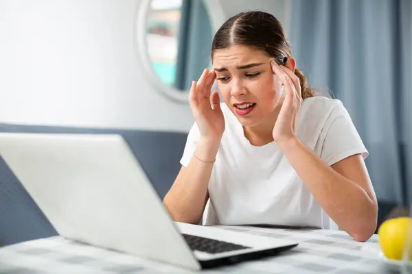 Girl Headache Complains Doctor Internet Using Laptop — Stock Photo, Image