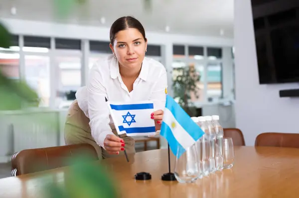 Pozitivní Mladá Žena Dávat Malou Vlajku Izraele Stůl Vedle Vlajky — Stock fotografie