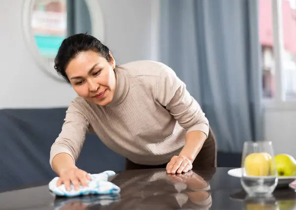 Mulher Asiática Limpando Apartamento Limpa Mesa Com Pano Úmido — Fotografia de Stock
