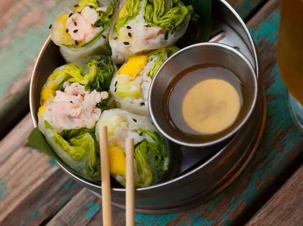 味道鲜美的大头菜从白鱼上滚下 盘上摆放着越南风格的米纸 — 图库照片