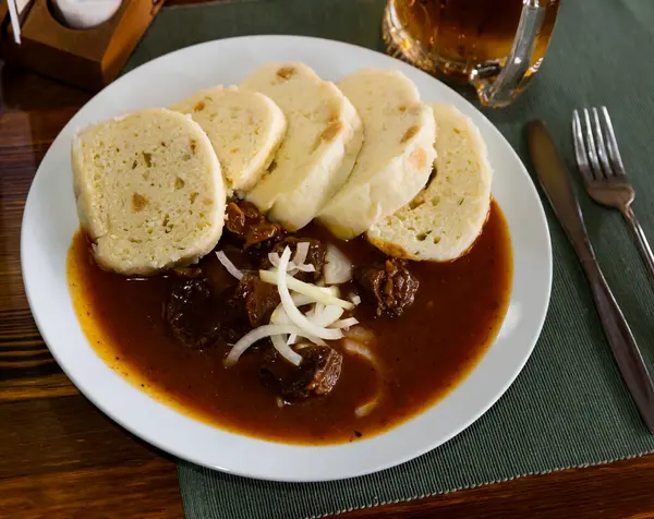 Bolinhos Tradicionais Boêmia Servidos Com Goulash Carne Prato Cozinha Checa — Fotografia de Stock