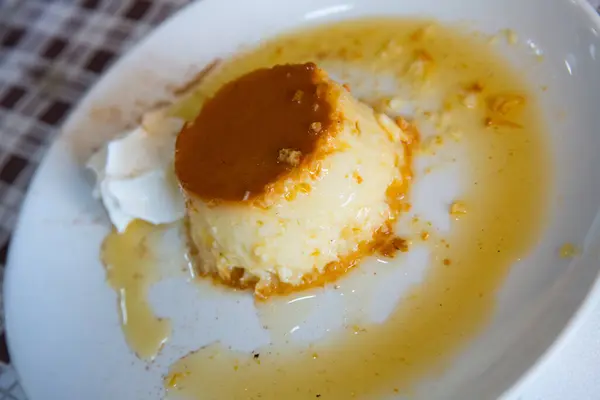 Obraz Smacznego Hiszpańskiego Deseru Flan Con Nata Serwowany Karmelową Skórką — Zdjęcie stockowe