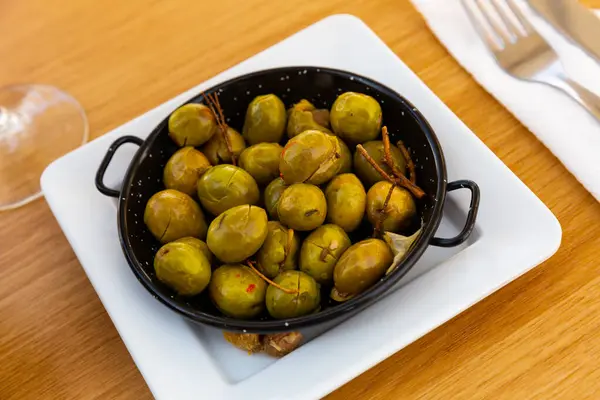 Des Olives Vertes Marinées Ont Servi Collation Apéritif Espagnol Traditionnel — Photo