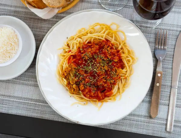 Traditional Dish Italian Cuisine Spaghetti Bolognese Made Pasta Tomato Sauce — Stock Photo, Image