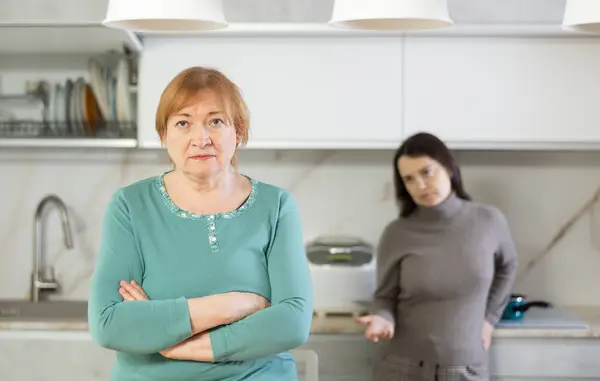 Upset Adult Woman Young Woman Casual Clothes Quarreling Kitchen — Stock Photo, Image