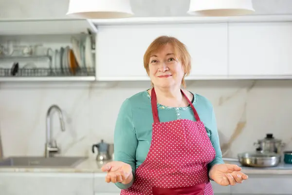 Dospělá Pozitivní Žena Zástěře Pózuje Pozadí Kuchyně — Stock fotografie