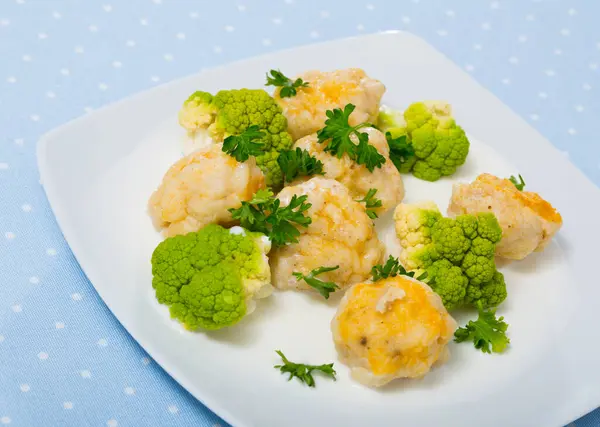 Lezzetli Beyaz Balık Köfteleri Tabakta Brokoli Norveç Mutfağı Ile Servis — Stok fotoğraf
