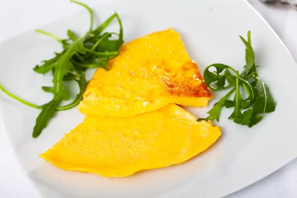 Aptitlig Omelett Med Färsk Ruccola Serveras Tallrik Till Frukost — Stockfoto