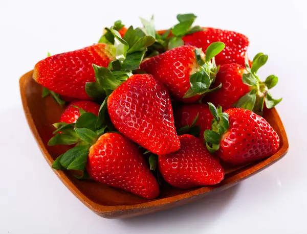 Sappige Verse Zoete Aardbeien Close Geïsoleerde Witte Achtergrond — Stockfoto