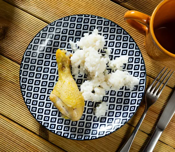 テーブルの上の皿に米とパセリが付いているおいしい鶏のイメージ — ストック写真