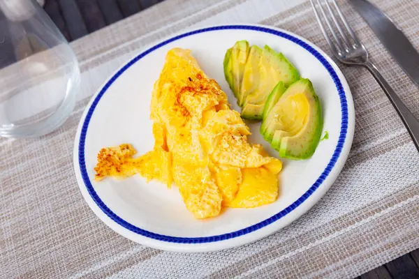Idea Healthy Low Carb Breakfast Omelette Half Chopped Avocado Simple — Stock Photo, Image