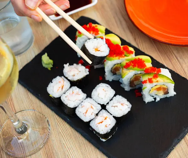 Lahodné Sushi Rolky Uramaki Plněné Lososem Mangem Okurkou Avokádem Tobiko — Stock fotografie