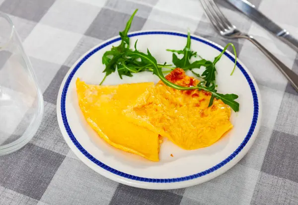 Tender Lush Slices Omelet Laid Out Plate Decorated Rucola Continental — Stock Photo, Image
